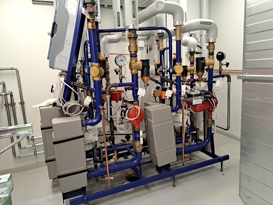 latialle asennettu lämmönjakokeskuspaketti